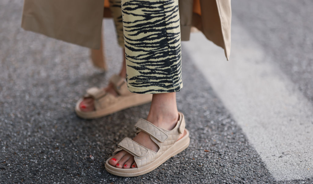 After ugly sneakers it’s time for daddy sandals. How to wear them?
